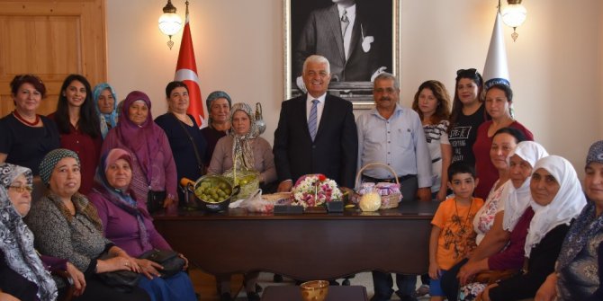 Başkan Gürün’e çam sakızı çoban armağanı teşekkür