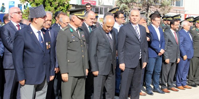 Gaziler tören için şehit selasının bitmesini bekledi