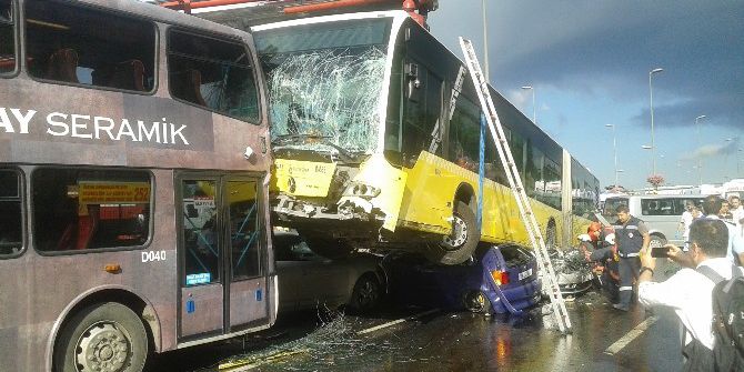 Kontrolden Çıkan Metrobüs Araçların Üzerine Uçtu