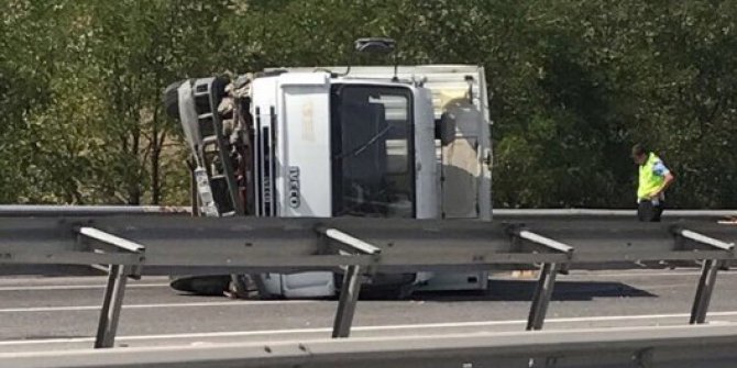 TIR ile çarpışan kamyon yan yattı