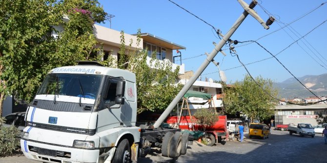 Milas’ta freni patlayan kamyon elektrik direğini yıktı