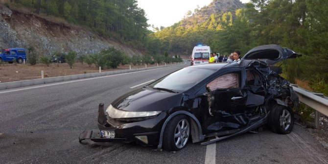 Marmaris’te minibüs ile otomobil çarpıştı: 10 yaralı