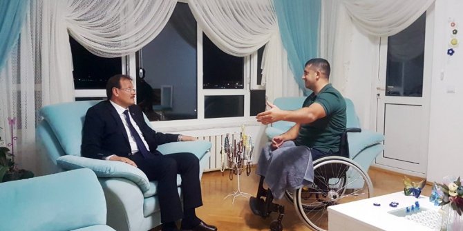 Başbakan Yardımcısı Çavuşoğlu kahraman komutanı evinde ziyaret etti