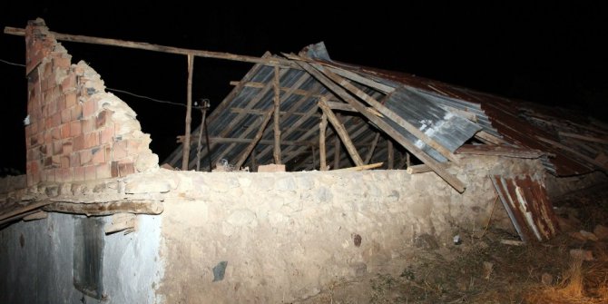 Yozgat’ta hortum evlerin çatılarını uçurdu