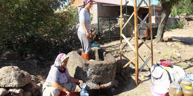 80 yıllık el yapımı taş havuzda ayakları ile ezip üzüm şırası üretiyorlar