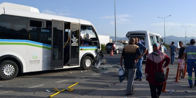 Balıkesir’de minibüsler çarpıştı: 11’i öğrenci 21 kişi yaralı