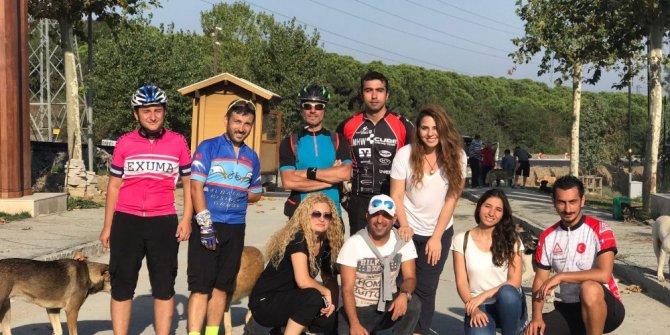 Ormanda aç kalan köpeklere bisikletle mama götürüyorlar