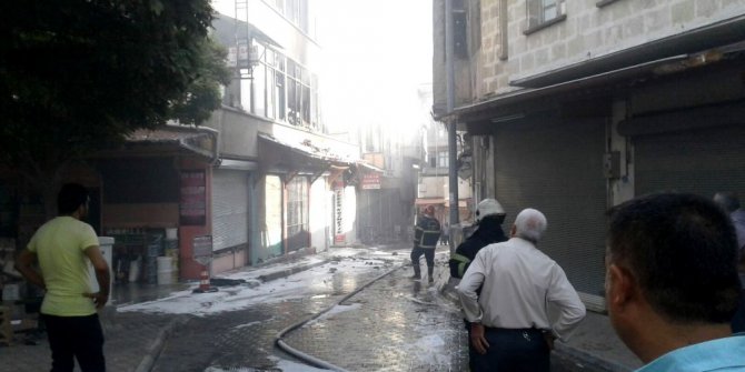 Kozmetikçide çıkan yangın 6 dükkanı yaktı