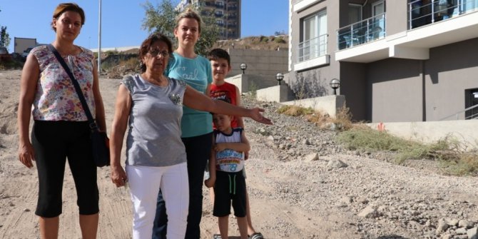 Yaşlılar kolunu kırıyor, çocuklar okula gitmekte zorlanıyor