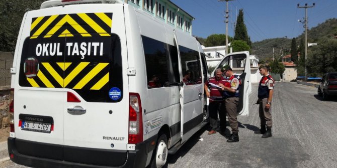 Milas’ta jandarma okul servislerini denetliyor