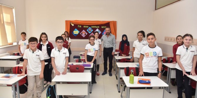 Başkan babadan kızına okul ziyareti