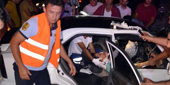 Geri manevra yaparken yolu kapatan tır kazaya neden oldu: 2 yaralı