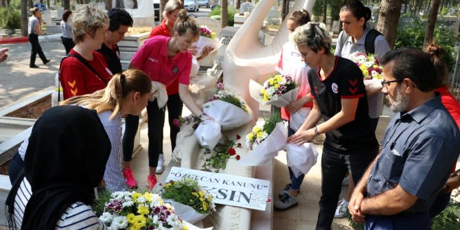 Kadın basketbolcular Özgecan’ın mezarını ziyaret etti