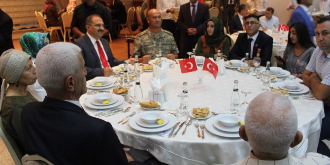 Gazi ve şehit aileleri yemekte bir araya geldi