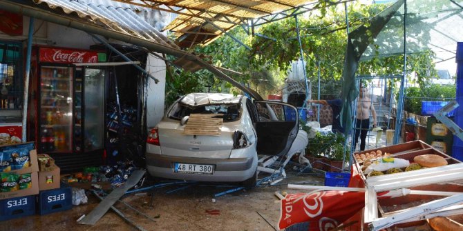 Kontrolden çıkan otomobil motosiklet ve kaldırımdaki öğrenciye çarparak markete girdi