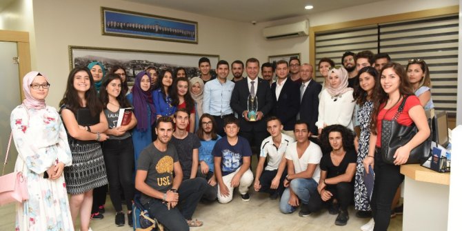 Başkan Yılmaz, Cumhurbaşkanı Erdoğan’dan aldığı ödülü gençlerle paylaştı