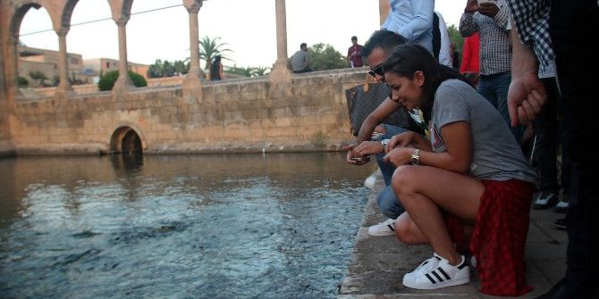 Merve Özbey Balıklıgöl’de Beyaz Balığın Peşine Düştü