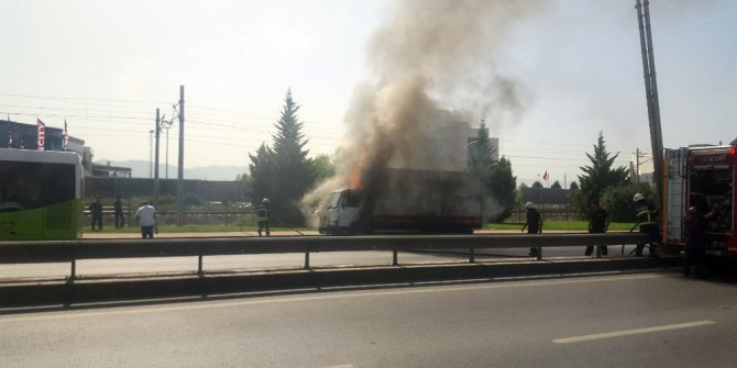 Kolonya yüklü kamyon alev alev yandı