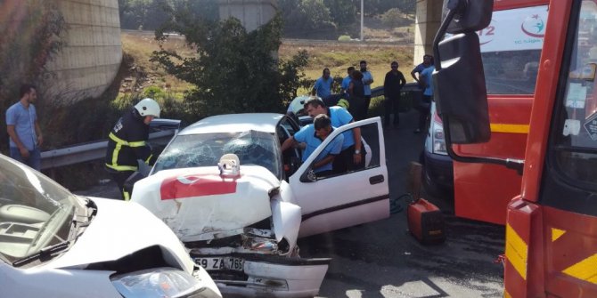 Tekirdağ’da iki araç çarpıştı, ortalık savaş alanına döndü