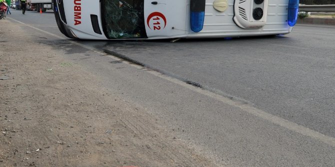 Akıl hastası sevki yapan ambulans devrildi