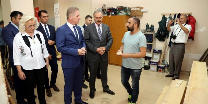 Kadınlar ahşap oyuncak üretiyor