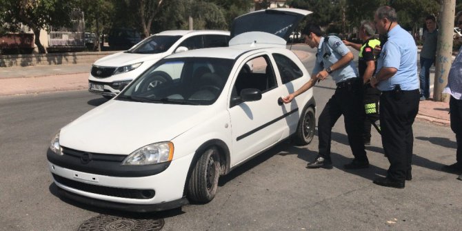 Polisin kovaladığı ehliyetsiz sürücü kaza yapıp aracı bırakarak kaçtı