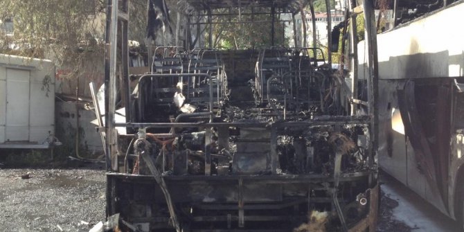 Ayazağa’da otoparkta otobüs ve midibüsler alev alev yandı