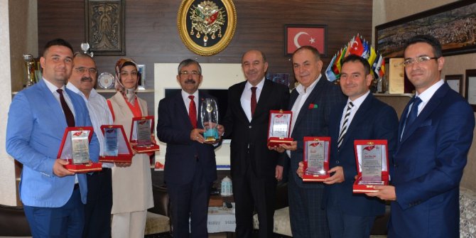 Türkiye birinciliği getiren proje ekibine ödül