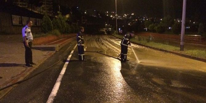 Kozlu Belediyesi Ekipleri Çamurlu Yolları Yıkıyor