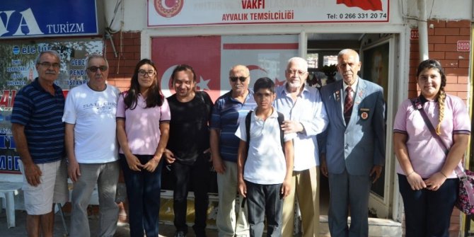 Ayvalık’ta Mehmet Akif Ersoy Ortaokulu 8. Sınıf öğrencilerinden gazilere anlamlı ziyaret