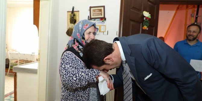 Tok’tan hacılara Kur’an-ı Kerim ve bayrak