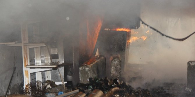 Eski benzin istasyonu alev alev yandı