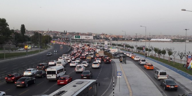 Avrasya Tüneli istikametinde trafik durma noktasına geldi