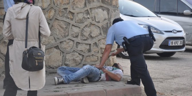 Sevgilisinin yanında kedini bıçakladı