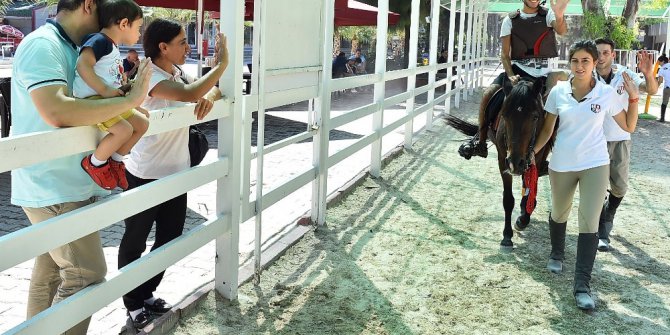 Buca’da engelli çocuklara atla terapi