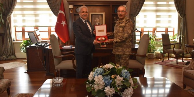 EDOK Komutanından Vali Güvençer’e plaket