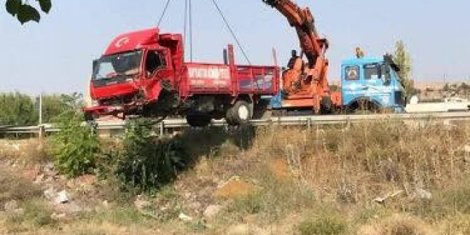 Kaza yapan kamyon tren yoluna takla attı: 1 ölü