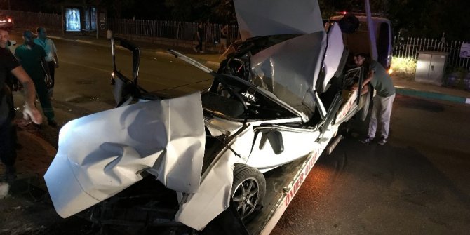 Aşırı hız yaptı, çarptığı duvarda araç paramparça oldu, 2 kişi yaralandı