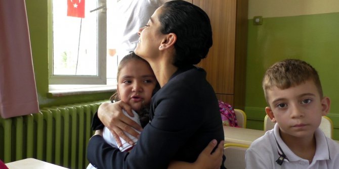 Kadın Kaymakamdan ağlayan öğrenciye anne şefkati