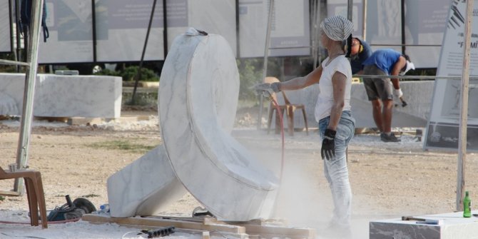Mermer bloklar Kuzgun Acar Heykel Sempozyumu’nda şekilleniyor