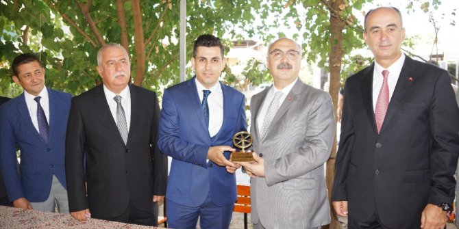 Vali Köşger, ayın şoförünü ödüllendirdi