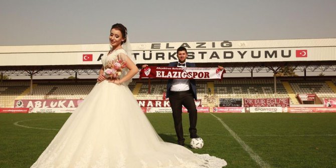 Düğün fotoğraflarını sahada çektirdiler