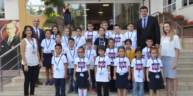 Küçük öğrenciler beyaz güvercin uçurdu