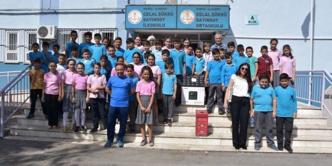 Alaşehir Belediyesi en çok atık pil toplayan okulları ödüllendirdi