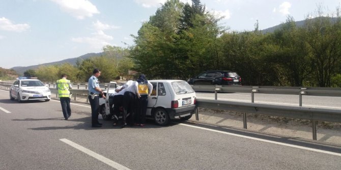 Otomobil orta refüje çarptı: 2 yaralı