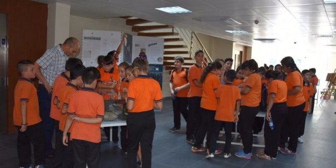 Öğrenciler tarihe ışık tutan sergiye akın ediyor