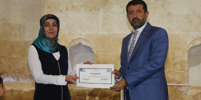 Ekinci başarılı kursiyerlere sertifika verdi