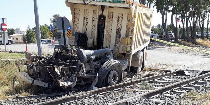 Freni patlayan kamyon trene çarptı: 1 yaralı