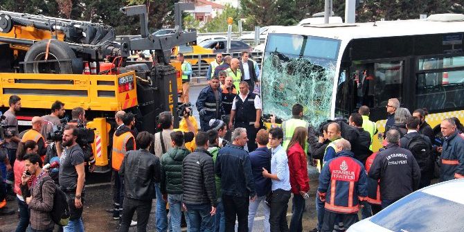 Acıbadem’de Kaza Yapan Metrobüs Yoldan Kaldırıldı