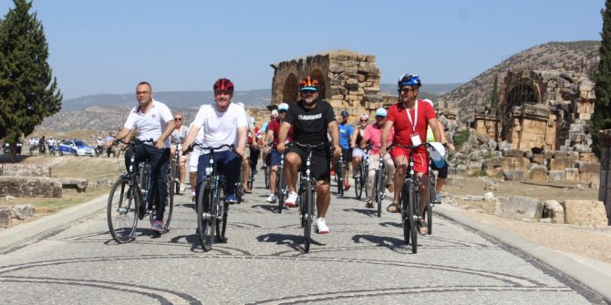 52 ülkeden 300’e yakın katılımcı antik kentte bisiklet turuna katıldı